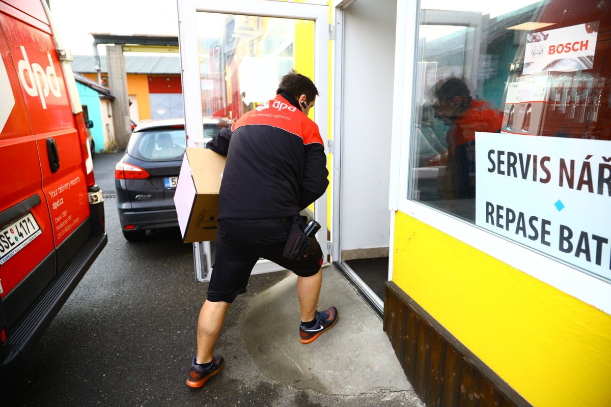 Jak to chodí v kurýrní službě DPD. Podívejte se s námi do depa.