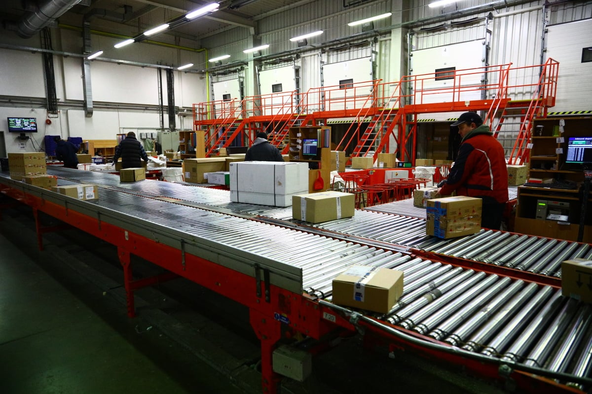 Jak to chodí v kurýrní službě DPD. Podívejte se s námi do depa.