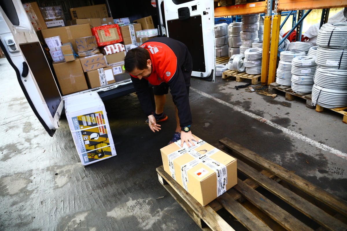 Jak to chodí v kurýrní službě DPD. Podívejte se s námi do depa.