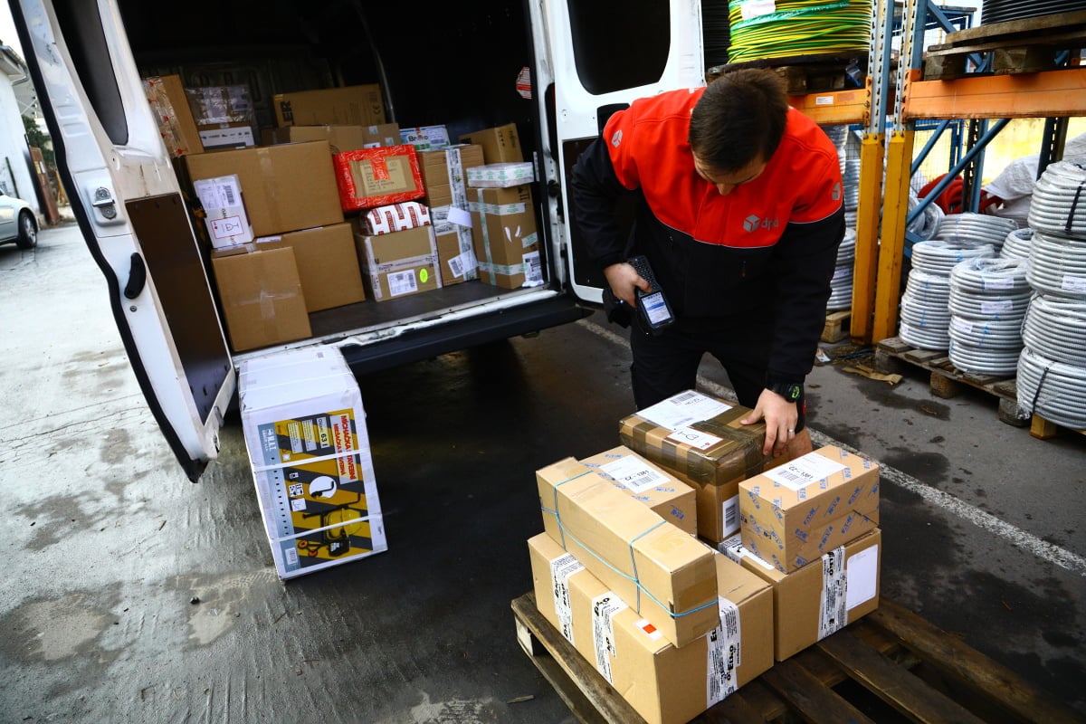 Jak to chodí v kurýrní službě DPD. Podívejte se s námi do depa.