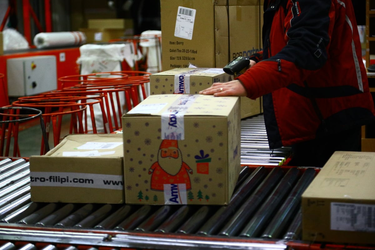 Jak to chodí v kurýrní službě DPD. Podívejte se s námi do depa.