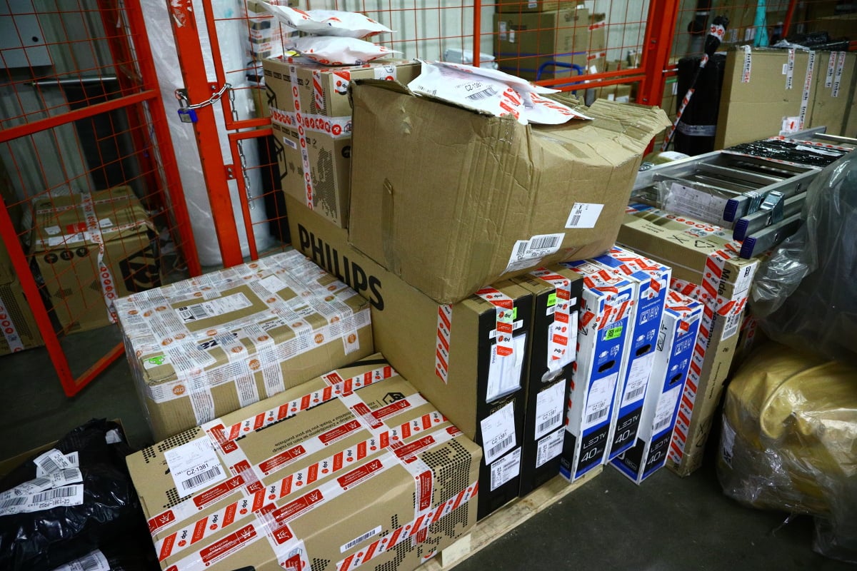 Jak to chodí v kurýrní službě DPD. Podívejte se s námi do depa.