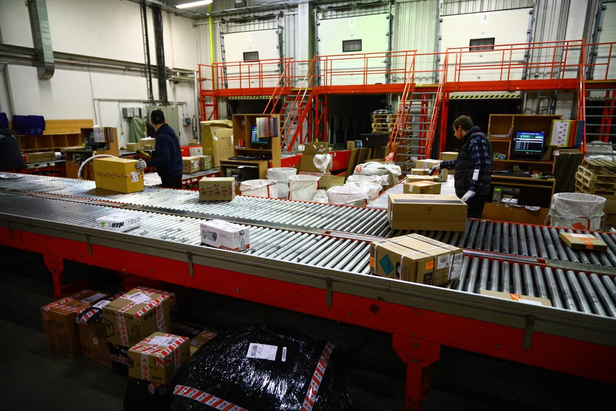 Jak to chodí v kurýrní službě DPD. Podívejte se s námi do depa.