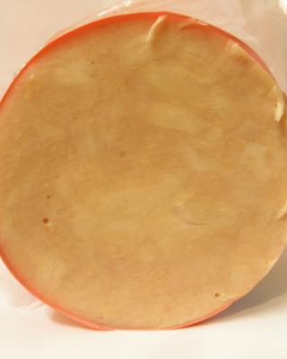 Kuřecí šunka. Kategorie: Nebezpečné potraviny. Nevyhovující parametr: vůně. 
Výrobek zapáchal po kvašení. Potravina se nepovažuje za bezpečnou, pokud jeví známky kažení. Potravina měla neznámé datum použitelnosti. Místo kontroly: Khang Pham Quang,
Oslavany