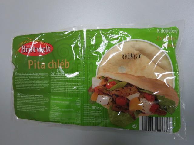 Pita chléb. Kategorie: Nebezpečné potraviny. Nevyhovující parametr: plísně okem viditelné. Mezi jednotlivými pita chleby se vyskytovala plíseň zelené barvy. Potravina neměla prošlé datum minimální trvanlivosti. Země výroby: UK. Místo kontroly: Kaufland Česká republika v.o.s., Praha 8-Libeň