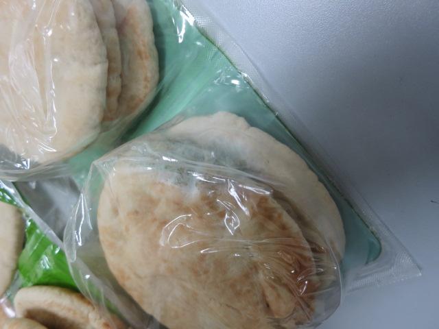 Pita chléb. Kategorie: Nebezpečné potraviny. Nevyhovující parametr: plísně okem viditelné. Mezi jednotlivými pita chleby se vyskytovala plíseň zelené barvy. Potravina neměla prošlé datum minimální trvanlivosti. Země výroby: UK. Místo kontroly: Kaufland Česká republika v.o.s., Praha 8-Libeň