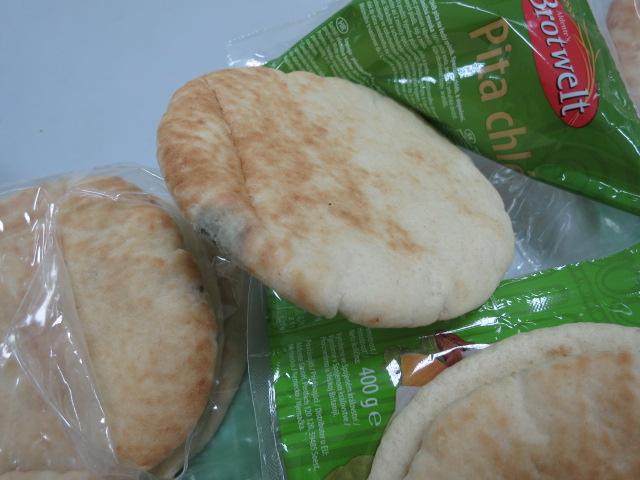 Pita chléb. Kategorie: Nebezpečné potraviny. Nevyhovující parametr: plísně okem viditelné. Mezi jednotlivými pita chleby se vyskytovala plíseň zelené barvy. Potravina neměla prošlé datum minimální trvanlivosti. Země výroby: UK. Místo kontroly: Kaufland Česká republika v.o.s., Praha 8-Libeň