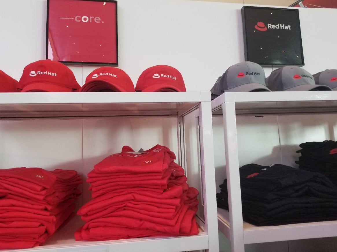 Na Red Hat Summitu se už rozdávaly předměty s novým logem