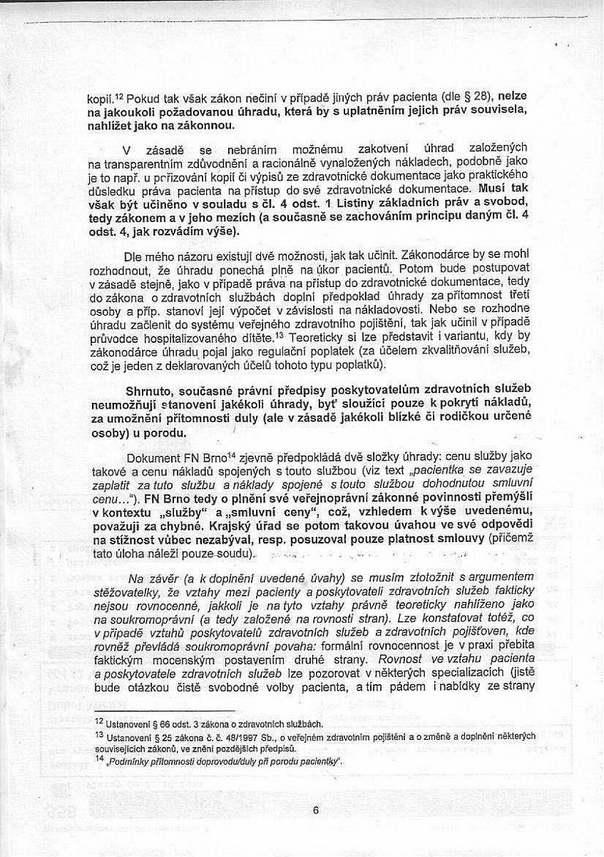 Poplatek za doprovod u porodu označila u podobného případu ombudsmanka jako neoprávněný