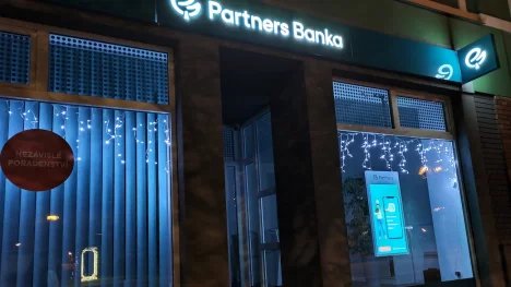 Náhledový obrázek - Hozená rukavice pro Revolut a spol? Partners Banka spouští unikátní službu, klientům nabízí platbu v zahraničí za kurz ECB