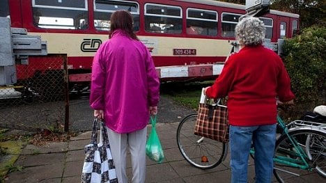 Náhledový obrázek - Studenti a senioři ušetří za vlaky a autobusy. Vláda jim přiznala slevu 75 procent