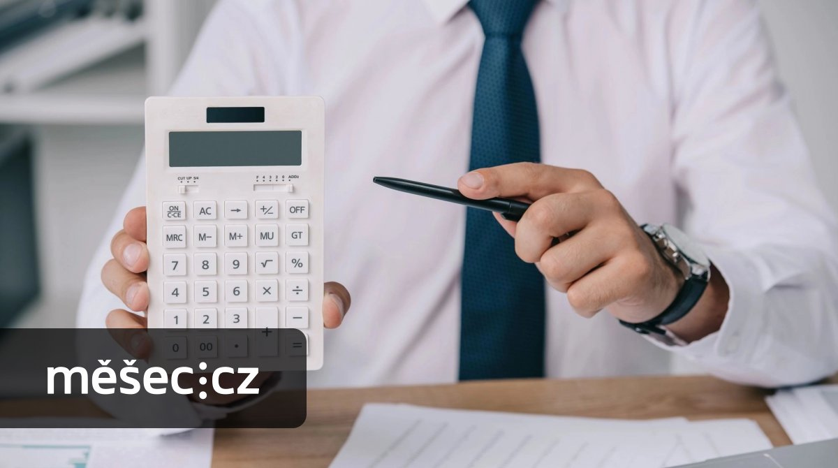 Průměrná mzda se utrhla ze řetězu. Příští rok se zvýší i ta minimální. Kolik budou brát uklízeči a kolik specialisté?