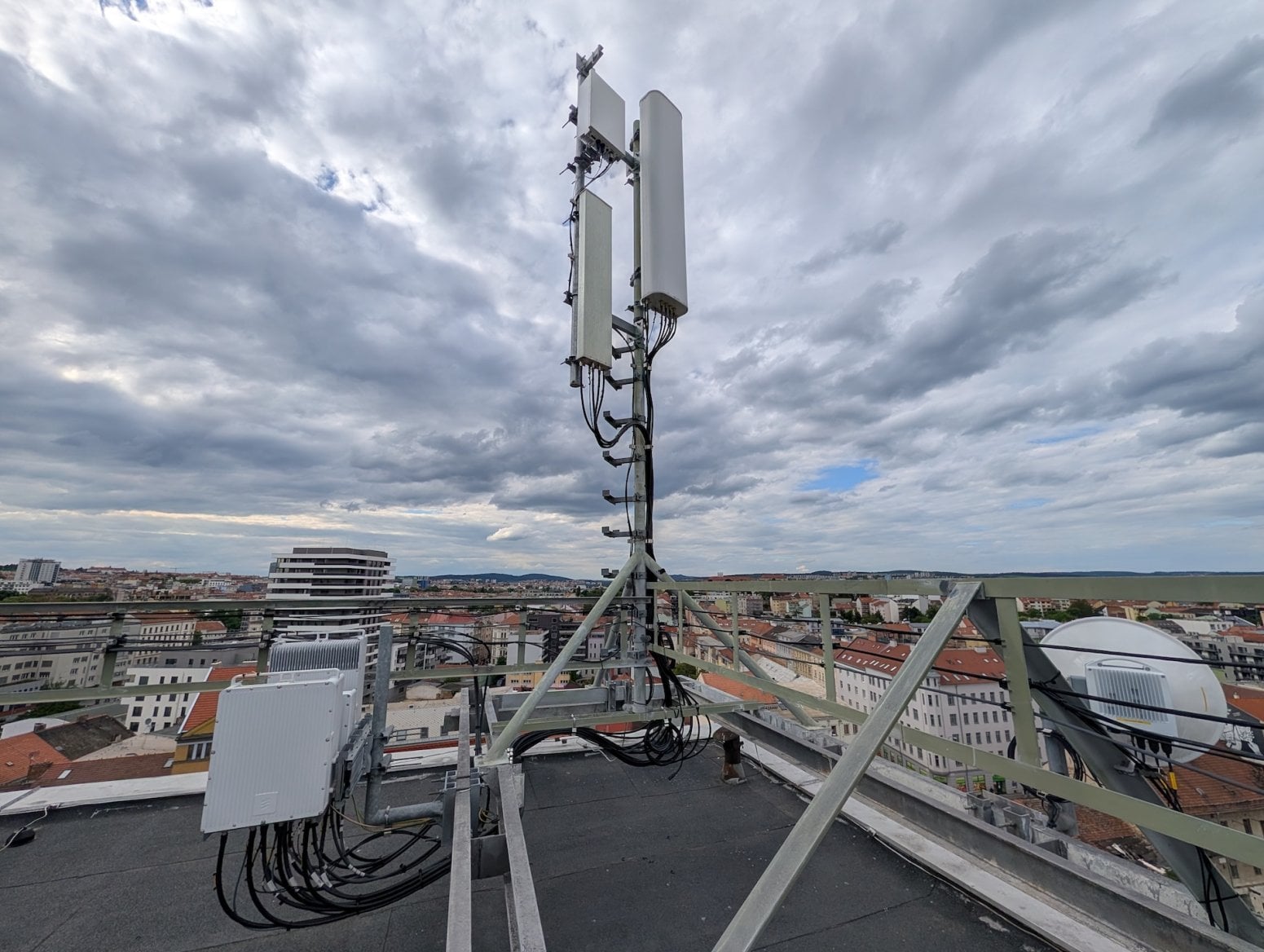 Mobilní vysílač CETIN a O2 na Cejlu v Brně