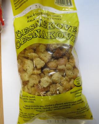 Salátové krutónky Carbonara, Mexiko a Česnekové. Kategorie: Nebezpečné potraviny. Nevyhovující parametr: vůně a chuť. Vůně výrobků byla výrazně nepříjemně žluklá, chuť žluklá a palčivá. Výrobky neměly prošlé datum minimální trvanlivosti. Distributor: ČESKÉ HOUBY - a.s., Soběslav. Země výroby: neznámá. Místo kontroly: Tesco Stores ČR a.s., Vysoké Mýto