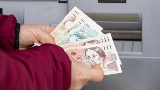 Výběr bankovek z bankomatu