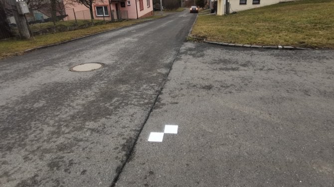 Záhadné bílé čtverce na silnicích matou řidiče. Většina netuší, k čemu slouží, přesto jsou velmi důležité