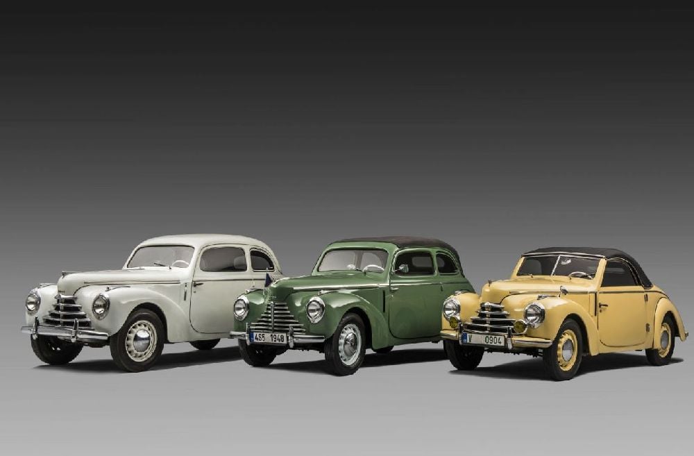 Tři poválečné modely, jak je prezentuje dnešní Škodovka. S 1101 a 1102 se můžeme setkat v expozici továrního muzea
