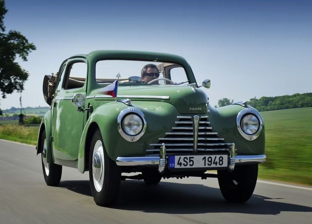 Faux cabriolet čili „falešný“ kabriolet Škoda 1101 znamenal labutí píseň těchto zajímavých karosérií. Následující Škoda 1200 už nic takového nepřinesla…