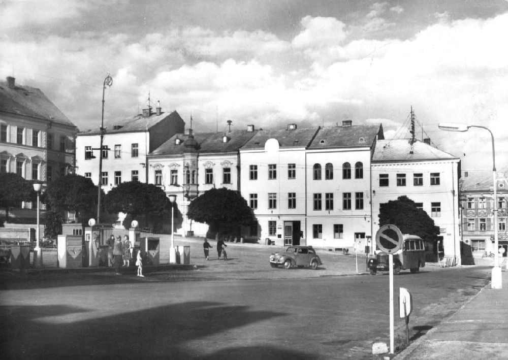 Škodu 1101/1102 najdete na mnoha československých pohlednicích, na snímku je Tachov