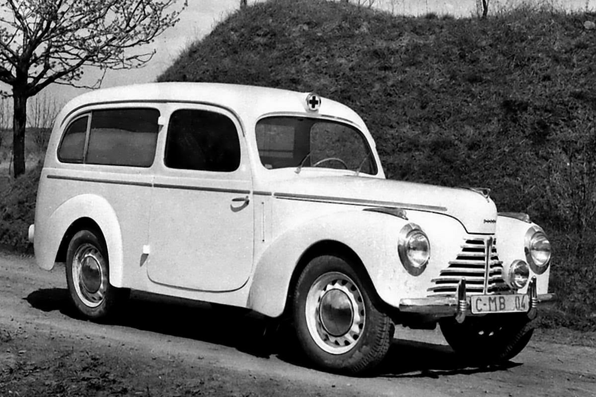 Ambulance Škoda 1101 pomohla vyřešit nejtíživější nedostatky záchranných vozidel, zdravotnictví ale potřebovalo větší model