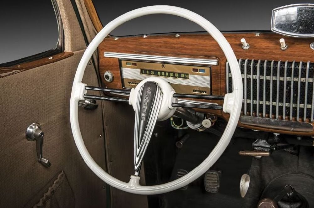 Příkladná a střízlivá elegance první generace: věnec volantu mohl být i černý…