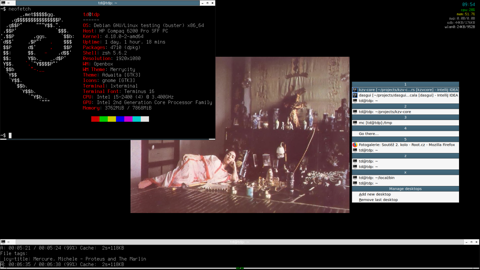 Žádné ikonky, tray, nic. Jen obrázek na pozadí, který je typicky překrytý maximalizovaným oknem pro práci. Vpravo nahoře schovatelné <a href="https://bitbucket.org/dvtomas/osd-monitors/src/default/">osd_monitors</a>, uprostřed dole <a href="https://bitbucket.org/dvtomas/osd-pomodoro">osd-pomodoro</a>, dole mi mpv ze skriptu přehrává netové rádio.