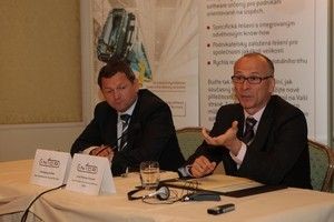 Wolfgang Kobek, viceprezident pro regiony CE, EE a Skandinávské země (vlevo) a Jean-Phillippe Pommel, viceprezident pro prodejní kanál v regionu EMEA, představují novinky společnosti Infor