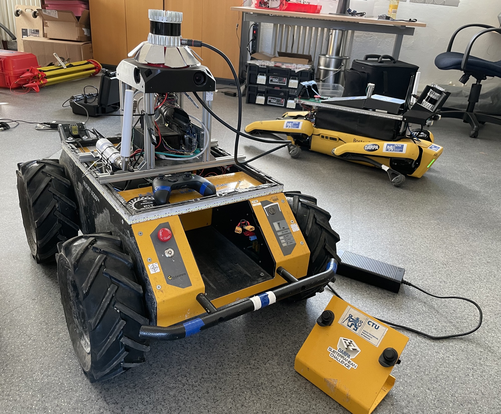 Kolový robot se hodí hlavně do prostor bez schodů a překážek.