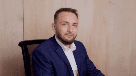Sám se v osmnácti spálil s kryptoměnami. A tak vytvořil simulátor, který učí začátečníky investovat nanečisto a zdarma