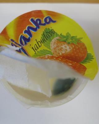 Krajanka jahodová, 130 g. Kategorie: Nebezpečné potraviny. Nevyhovující parametr: plísně okem viditelné. Na povrchu výrobku se vyskytovala plíseň. Plíseň byla zjištěna uvnitř více balení. Potravina neměla prošlé datum použitelnosti. Při kontrole nebyly zjištěny nevyhovující teploty skladování tohoto výrobku. Výrobce: Mlékárna Stříbro s.r.o. Místo kontroly: Penny Market s.r.o., Rousínov