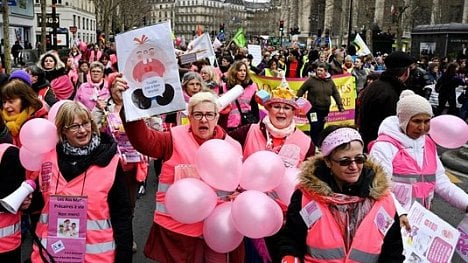 Náhledový obrázek - Po žlutých i růžové vesty. Ve Francii protestovaly učitelky z mateřských škol