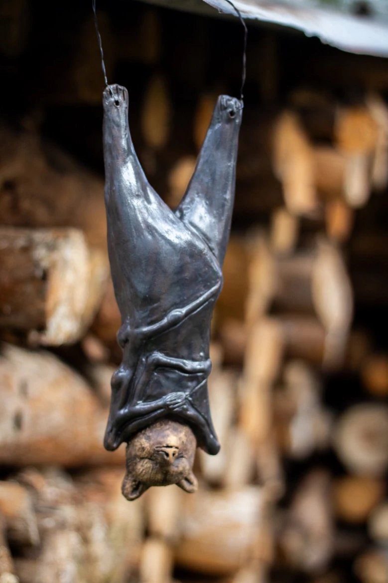 Keramický netopýr na zavěšení z Ateliéru Kruhy