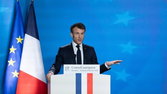 Macron se v Davosu postaral o nečekanou senzaci. Jeho sluneční brýle vyvolaly kromě spekulací i nákupní horečku
