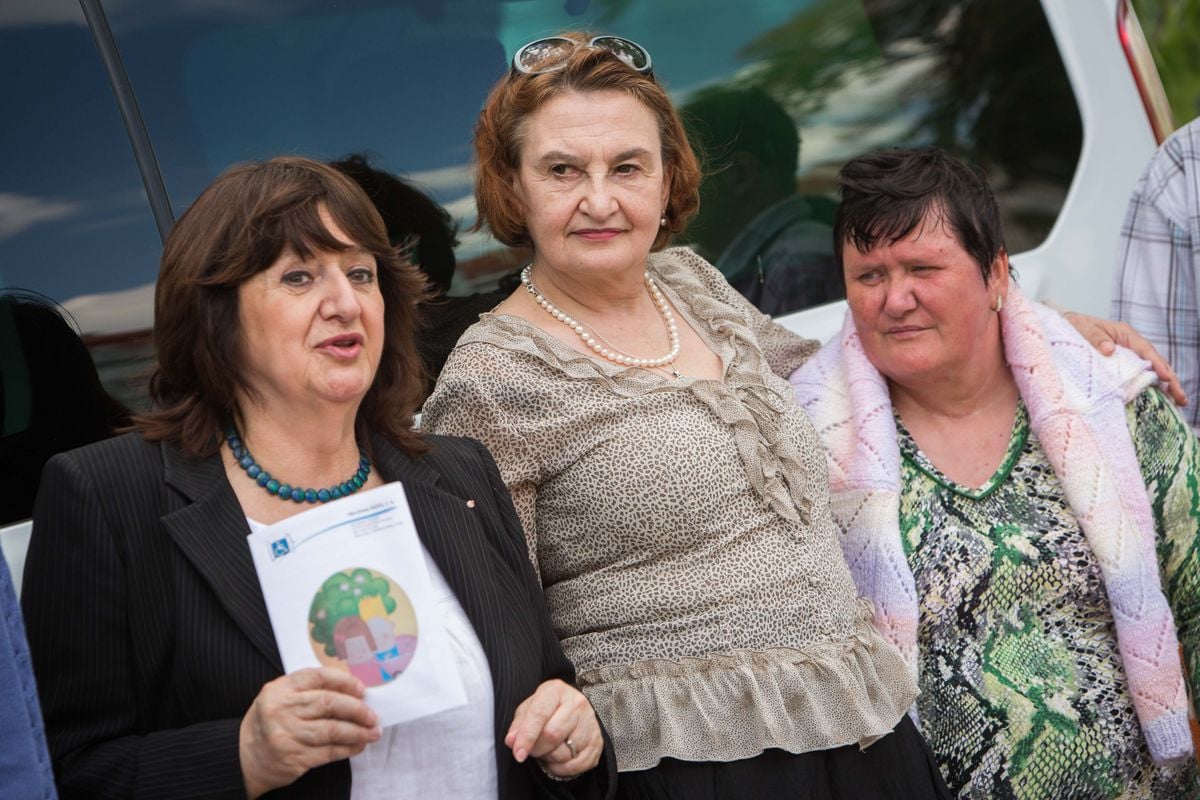zleva Božena Jirků - Konto Bariéry, Eva Holubová - ambasadorka kampaně, klientka sdružení Otevřená okna