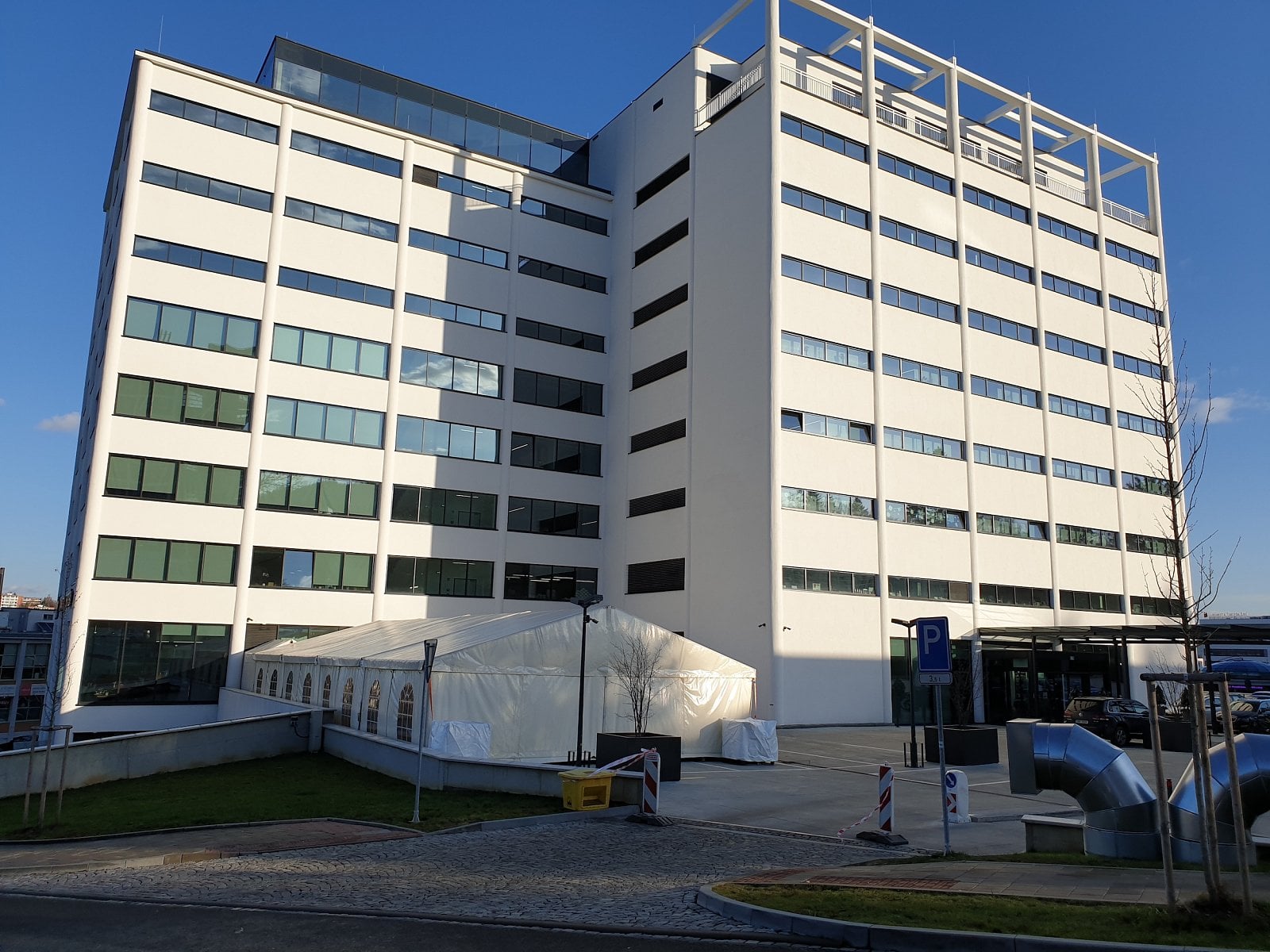 Obchodní dům Zlín. Uvnitř je bankomat Hello bank! (náměstí Práce 2523, 760 01 Zlín)