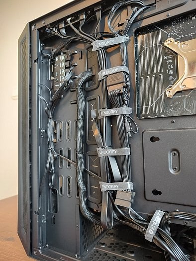 Za cable management se Barbone stydět nemusí