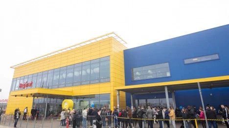Roboti, chytré kiosky a vizualizace. IKEA v Budapešti otevřela unikátní obchodní dům s distribučním centrem, kde vládnou stroje