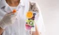 Vitamínová infuze umožňuje podání vitamínů a dalších prospěšných látek, jako je selen či hořčík, přímo do krve. To umožní organismu vstřebat živiny rychleji a ve vyšší koncentraci.