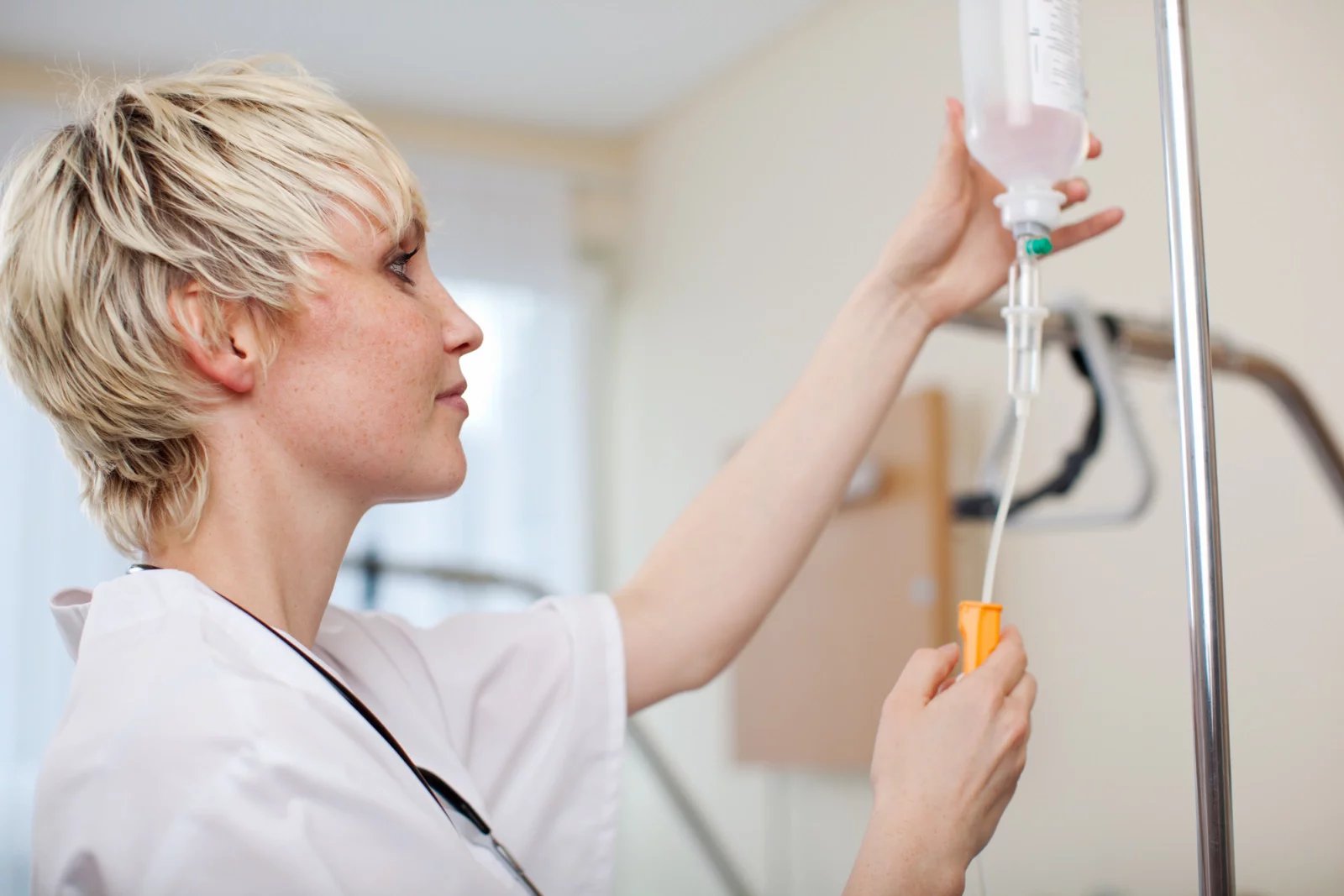 Postup aplikace infuze nepatří k nejsložitějším zákrokům. Zdravotník či lékař nejprve najde žílu vhodnou k zavedení kanyly, tuto oblast následně desinfikuje. Po aplikaci jehly do pacientova těla připojí zdravotník kanylu k infuznímu vaku.