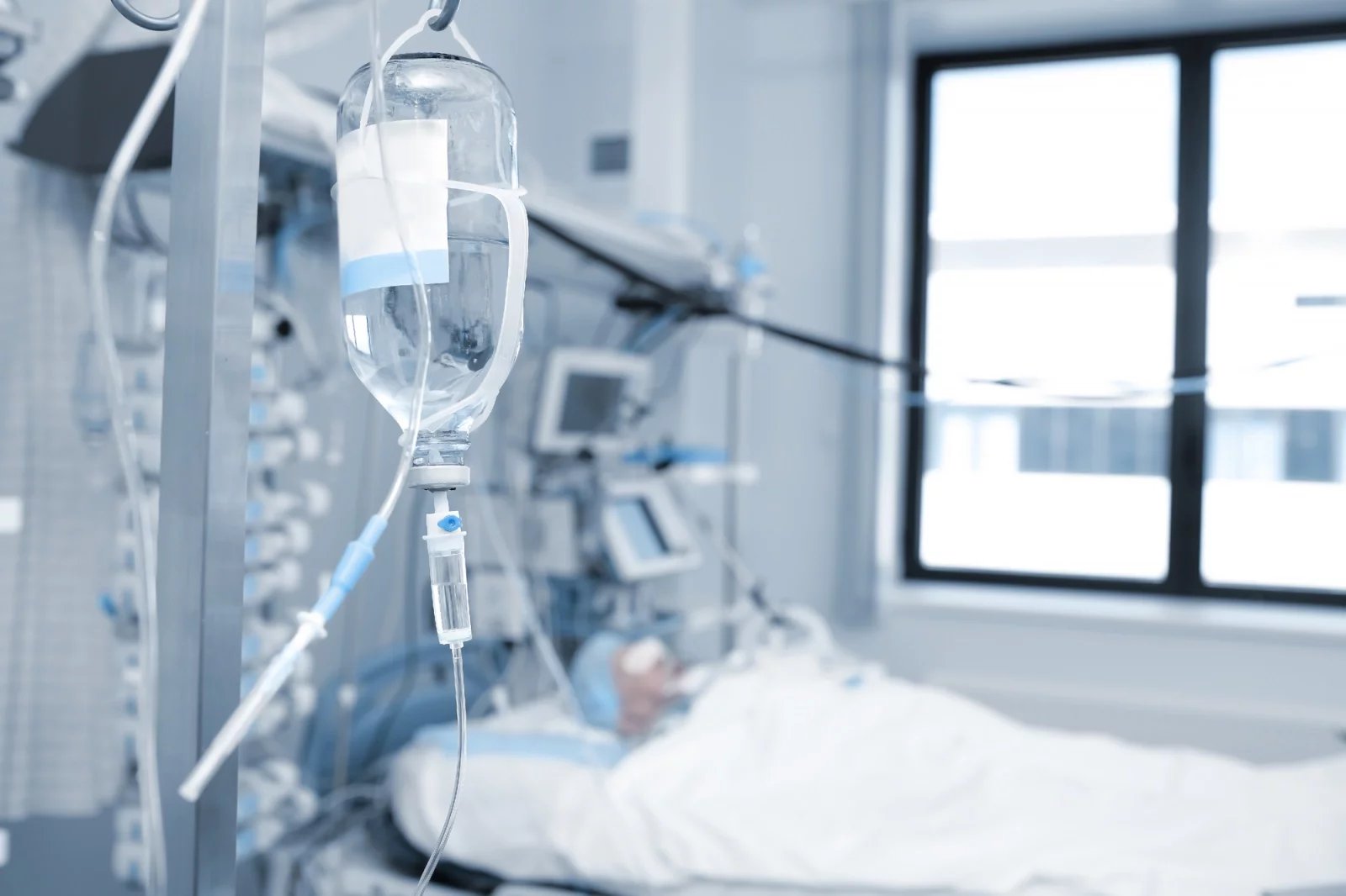 Ačkoliv je infuze vesměs považována za bezpečnou metodu, může zapříčinit některé vedlejší účinky. Patří sem třeba otok nebo modřiny v oblasti aplikace, zánět žil či poškození cév.