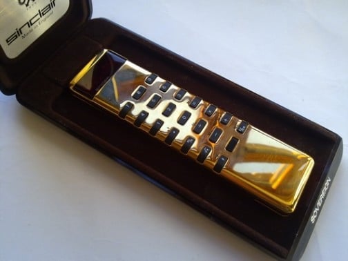 Sovereign ve zlaté metalíze. Ne, to není hypermoderní telefon ani ovladač k televizi, to je kalkulačka.