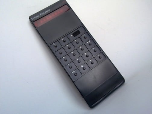 První Sinclairův kalkulátor, a snad první bateriová kapesní kalkulačka na světě.