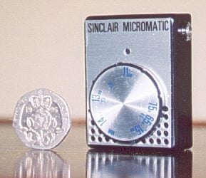 Napájení z baterií, přehrávání přes sluchátko do ucha, původně určeno pro nedoslýchavé...