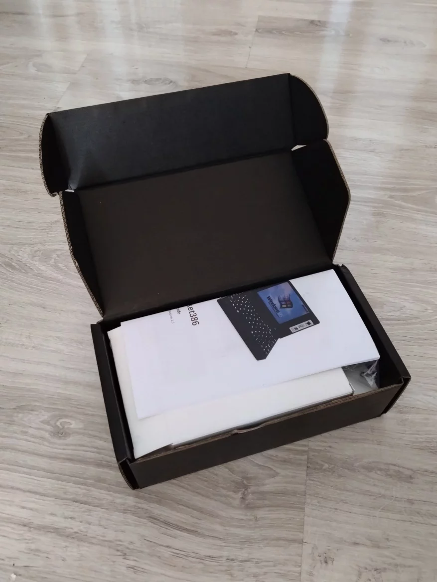 Pocket 386: unboxing