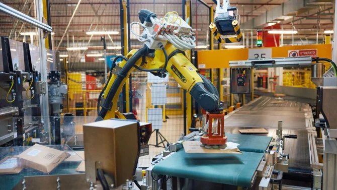 Robot v laboratoři Amazonu