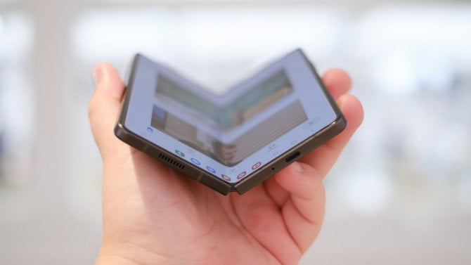 Nový skládací smartphone Samsung Galaxy Z Fold 5 je vystaven pro redakční účely.