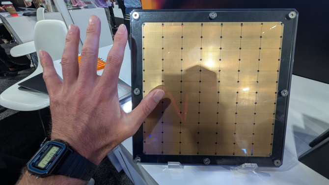 Takto vypadá největší čip na světě. Má čtyři biliony tranzistorů a je mnohonásobně větší než Nvidia