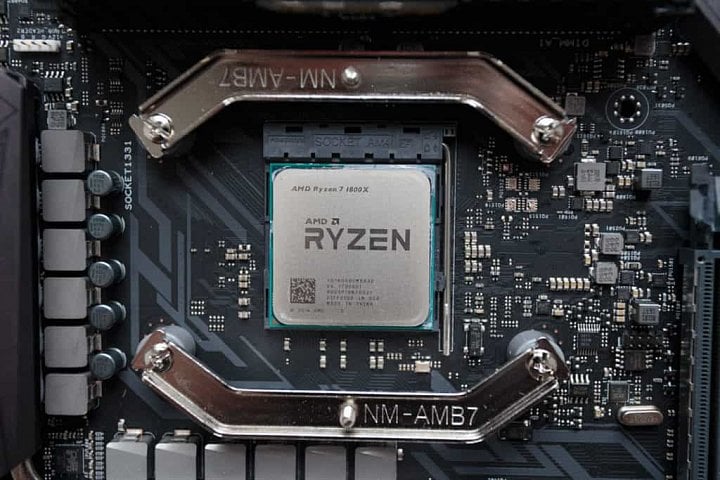 Procesor Ryzen v desce (Zdroj: Ars Technica)