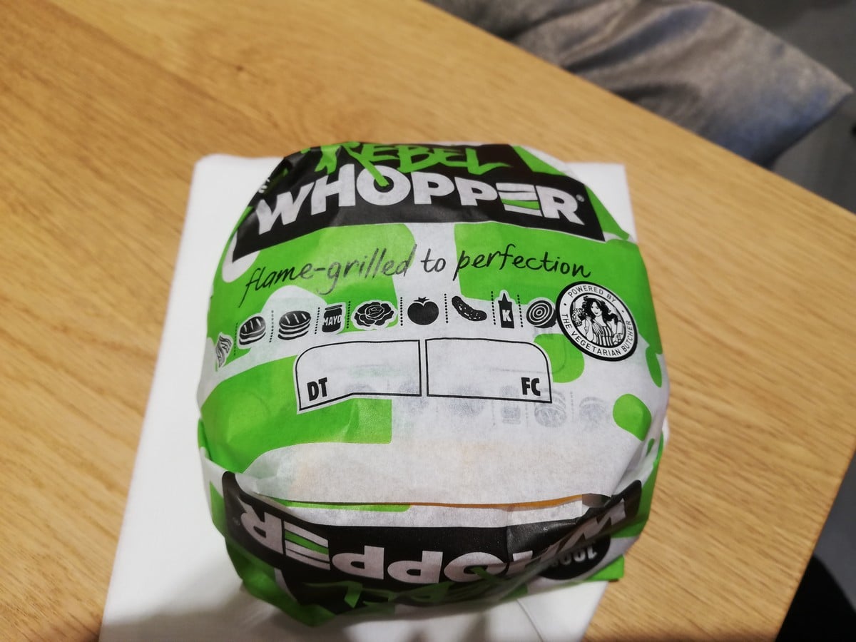 Rebel Whopper prodávaný ve fast foodu Burger King