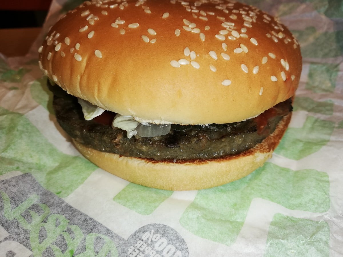 Rebel Whopper prodávaný ve fast foodu Burger King